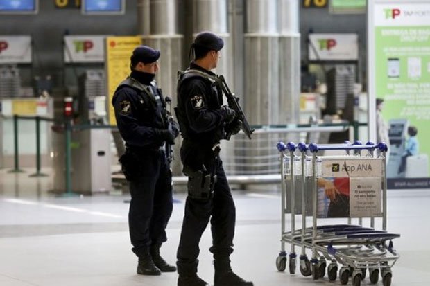 Caça ao homem em Lisboa. «Houve quebra de segurança» no aeroporto